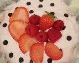Foto del paso 4 de la receta: Tarta helada de fresas con nata y bizcocho de chocolate 💞