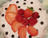 Foto del paso 4 de la receta: Tarta helada de fresas con nata y bizcocho de chocolate 💞