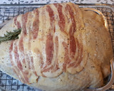 Foto del paso 4 de la receta: Pavo asado relleno de cerdo, castaña, bacon y tomillo y verduras