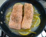 Foto del paso 4 de la receta Salmón escalfado con vinagreta de hierbas