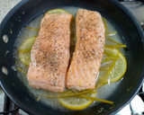 Foto del paso 4 de la receta: Salmón escalfado con vinagreta de hierbas