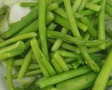 Hình bước làm 2 của món Mì ý tôm xào măng tây và mướp