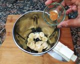 A picture of step 2 of Banana Moringa Yakult Milkshake topped with Walnuts.