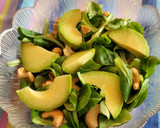 Foto del paso 3 de la receta: Ensalada de canónigos con aguacate, anacardos y guacamole