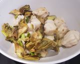 Foto del paso 2 de la receta Arroz integral con rape, ajetes y alcachofas (para vagos)