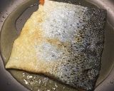 Hình bước làm 2 của món Da cá hồi chiên giòn