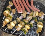 Foto del paso 4 de la receta Brochetas de pollo al curry con champiñones, pimiento y chalotas