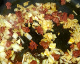 Foto del paso 3 de la receta: Paella con alitas de pollo y chorizo de sarta