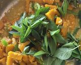 รูปขั้นตอนการทำที่ 4 ของ ฟักทองผัดไข่ใบโหระพา
