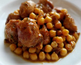Foto del paso 5 de la receta: Garbanzos y butifarras encebolladas en salsa de vino rancio