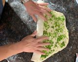 A picture of step 8 of Chinese Scallion Pancake (葱油饼) (cōng yóu bǐng).