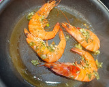 Foto del paso 1 de la receta: Langostinos en salsa verde
