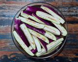 A picture of step 1 of Chok Wangun (Kashmiri-style Tangy Brinjals).