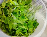 Foto langkah ke 2 dari resep Sayur Bening Bayam Wortel.