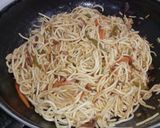 व्हेज हाका नूडल्स (veg hakka noodles recipe in marathi) रेसिपी स्टेप 3 फोटो 