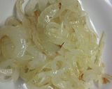 Foto del paso 2 de la receta: Salsa blanca fácil con cebolla