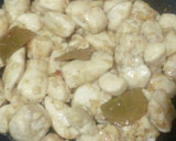 Foto del paso 5 de la receta: Dados de pollo al ajillo picantes