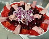 Une image de l'étape 10 de Salade composée tomates, betteraves rouges, jambon blanc,bacon et oignon rouge.