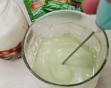 Foto langkah ke 3 dari resep Strawberry Matcha Latte.