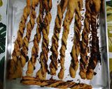 Foto langkah ke 5 dari resep Choco Cheese Puff Pastry Twists.