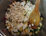 Foto del paso 2 de la receta: Zapallitos revueltos con pollo