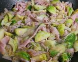 Foto del paso 4 de la receta: 🍳🍷 Tortilla de repollitos de Bruselas, cebolla, jamón, al aroma de vino blanco 🍷🍳