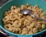 Brokułowa sałatka z tortellini i kurczakiem krok przepisu 1 zdjęcie