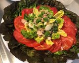 Une image de l'étape 9 de Salade de laitue tricolore,tomate cœur de bœuf,thon fumé et petits oignons.