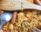Hình bước làm 2 của món Tokbokki ngon xĩu