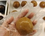 Foto langkah ke 4 dari resep Classic Baked Mooncake (Halal).