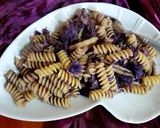 Foto del passaggio 1 della ricetta Pasta al tonno, cavolo viola, olive e capperi