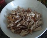 A picture of step 4 of Soto Ayam (Yellow Chicken Clear Soup).