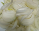Foto del paso 1 de la receta: Puerros al horno con mayonesa de cebolla caramelizada
