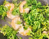Hình bước làm 4 của món Tôm xào hoa thiên lý