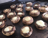 Foto del paso 4 de la receta: Champiñones rellenos de queso con salteado de puerro🍄