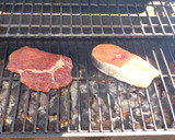 Foto del paso 2 de la receta: Bistec y salmón grillado con mantequilla de hierbas