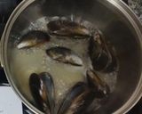 Foto del paso 2 de la receta: Mejillones gratinados con cebolla caramelizada y tártara de mostaza