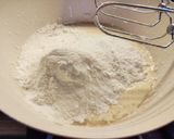 Ciasto maślankowe z owocami i kruszonką krok przepisu 1 zdjęcie
