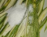 Une image de l'étape 1 de Spaghetti des courgettes à la sauce tomate et viande hachée.