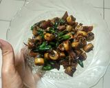 Foto langkah ke 5 dari resep Cumi asin cabai hijau keriting.