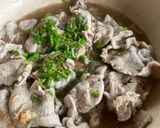 รูปขั้นตอนการทำที่ 4 ของ หมูสไลด์ผัดกระเทียม น้ำคลุกคลิก