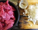 Foto del paso 1 de la receta: Paella de carne posta rosada