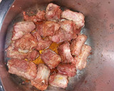 Foto del paso 1 de la receta: Patatas guisadas con costillas adobadas