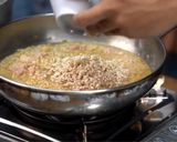 รูปขั้นตอนการทำที่ 6 ของ "รีซอตโตเห็ดถอบ" ด้วยข้าวกล้องญี่ปุ่นและโมจิบาร์เลย์โนริตาเกะ