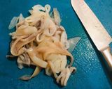 Foto del passaggio 2 della ricetta Calamari e carciofi saltati in padella