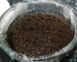 A picture of step 4 of Oreo chocolate cake.