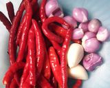 Foto langkah ke 1 dari resep Sambal Goreng Cumi Asin Enak dan Awet.