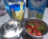 Foto langkah ke 1 dari resep Korean Strawberry Milk.