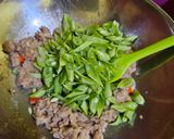 Foto langkah ke 3 dari resep Tumis Buncis Daging Cincang.