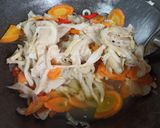 Foto langkah ke 2 dari resep Tumis jamur wortel saus tiram.